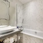 Cluny Square Hotel