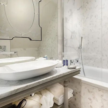 Cluny Square 3*