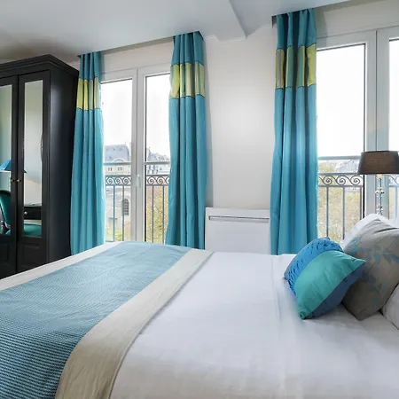 Cluny Square מלון 3*