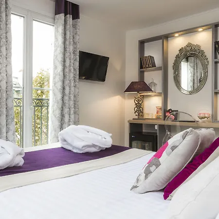 Cluny Square מלון 3*