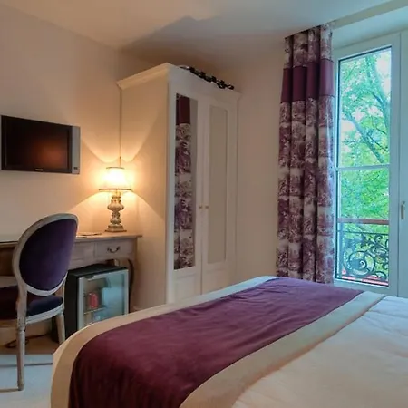 Cluny Square Hotel