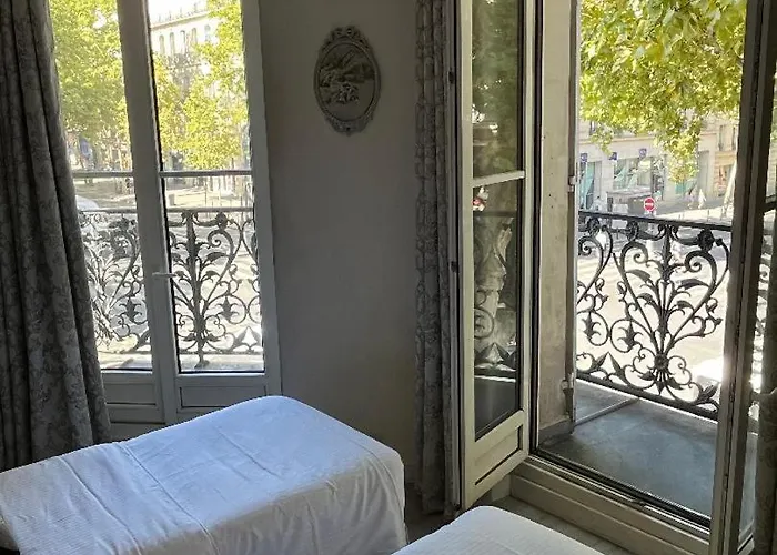 Cluny Square Париж