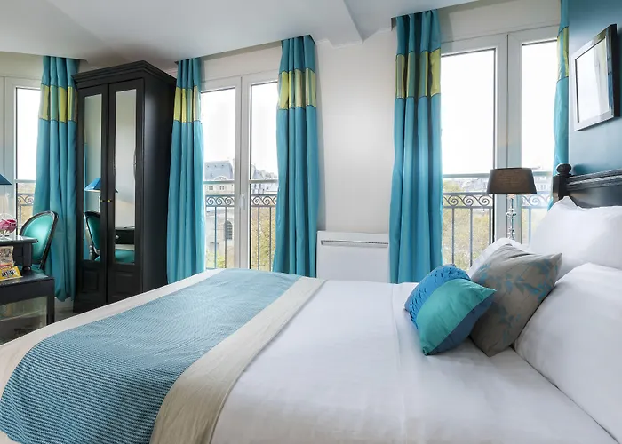 Cluny Square Отель 3*