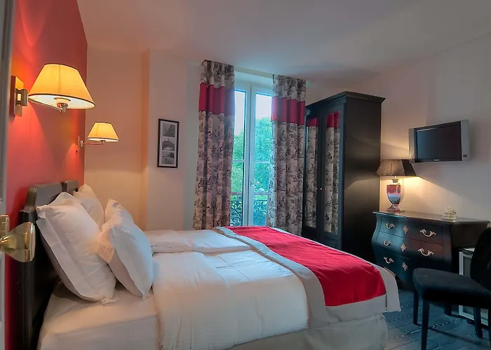 Отель Cluny Square 3*