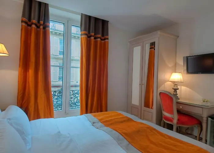 Cluny Square Отель 3*