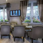 Cluny Square Hotel