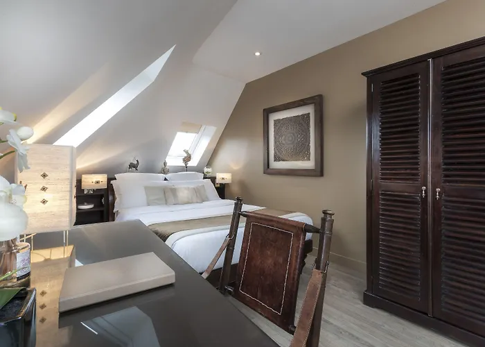 Otel Cluny Square 3*