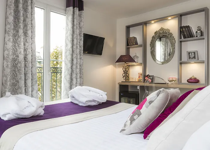 Cluny Square Otel 3*