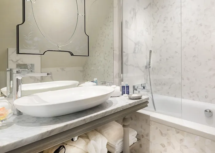 Cluny Square 3*