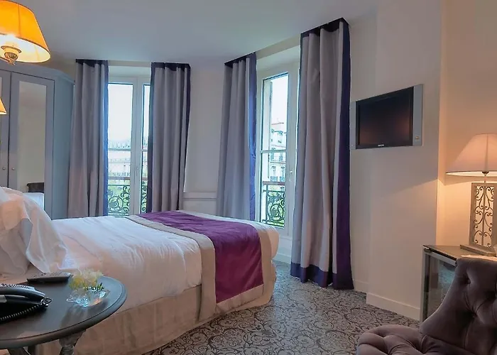 Cluny Square Hotel 3*