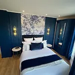 Cluny Square Hotel