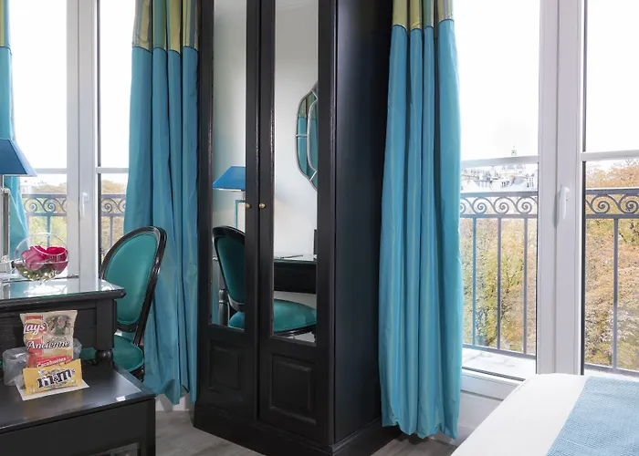 Cluny Square Hotel