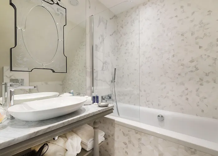 Cluny Square Hotel