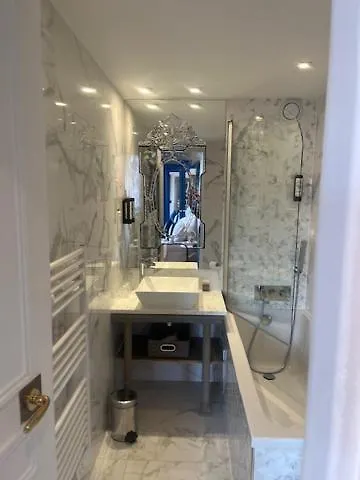 Cluny Square 3*