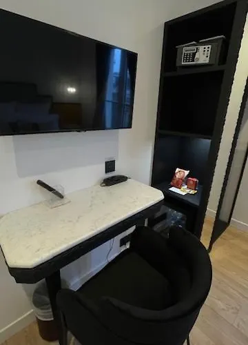 Cluny Square Otel 3*